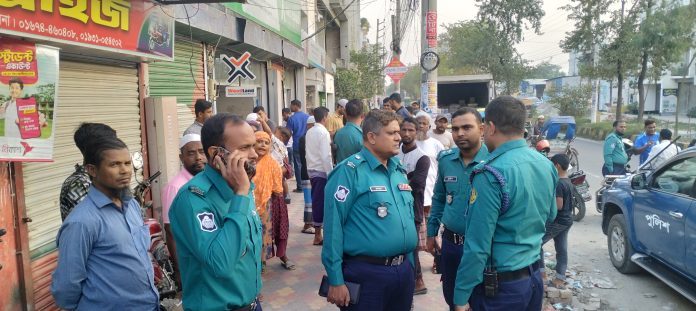 খুলনা ক্লাসিক বোর্ড সেন্টার থেকে ৮লক্ষ ৫০ হাজার ডাকাতি