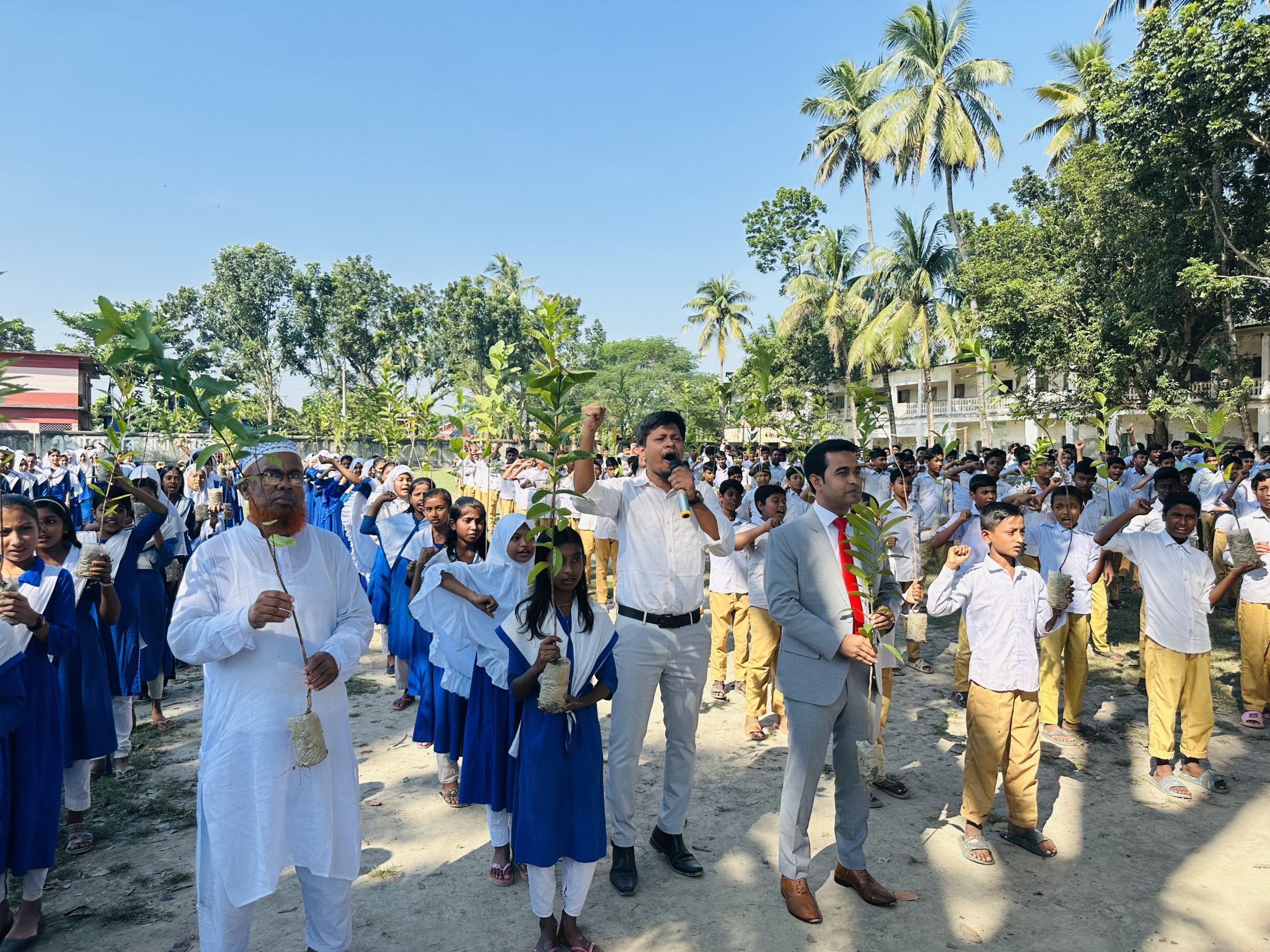 নওগাঁয় গাছের চারা হাতে নিয়ে দেশপ্রেমের শপথ নিলো শিক্ষার্থীরা