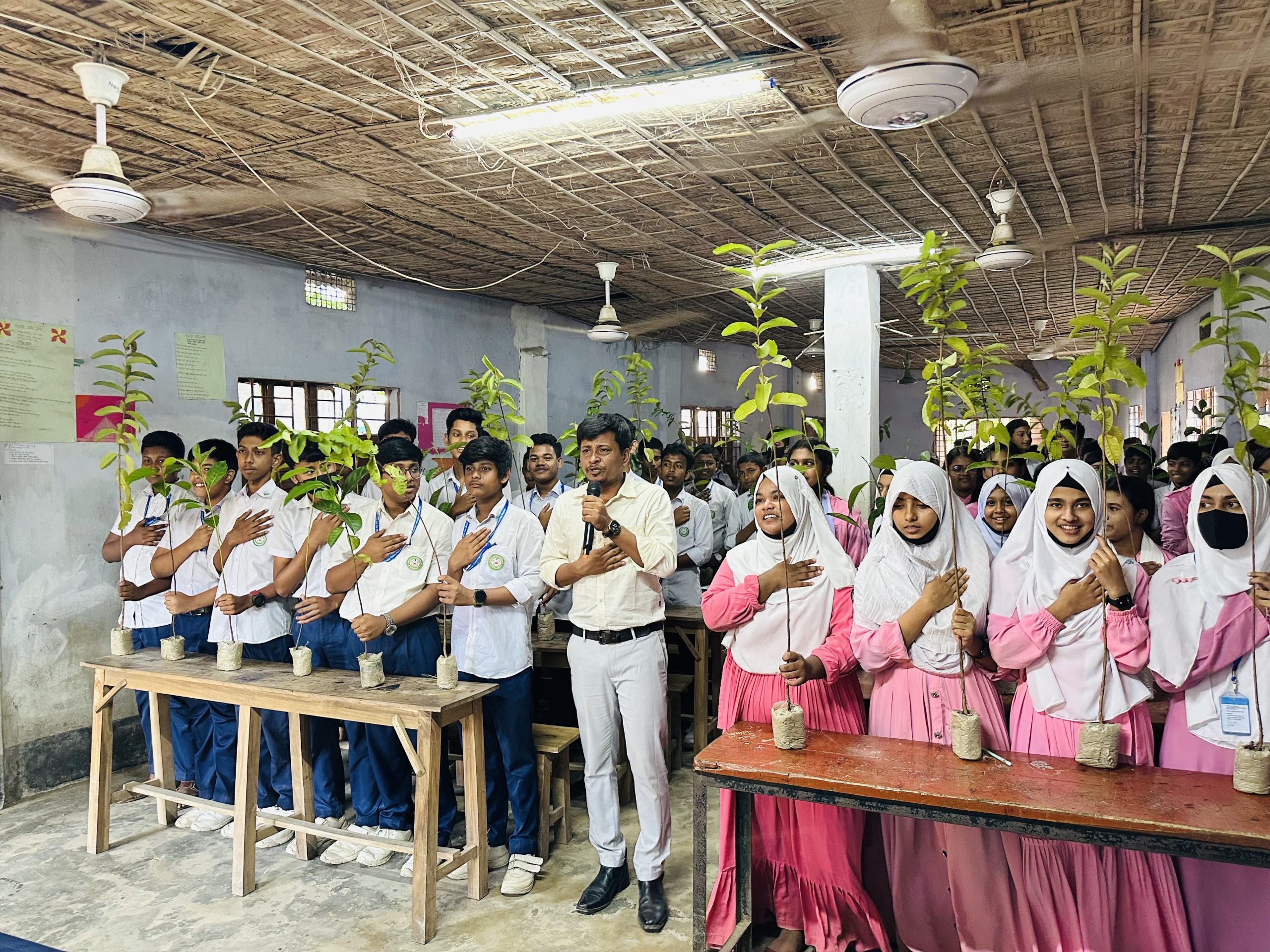 জয়পুরহাটে টিফিনের টাকা বাঁচিয়ে গাছের চারা বিতরণ