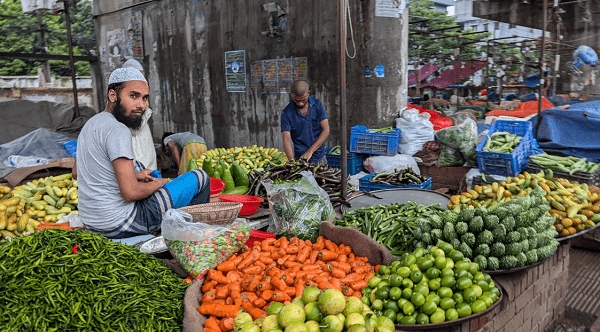 সিন্ডিকেটের দখলে বাজার কমছে না পণ্যের দাম