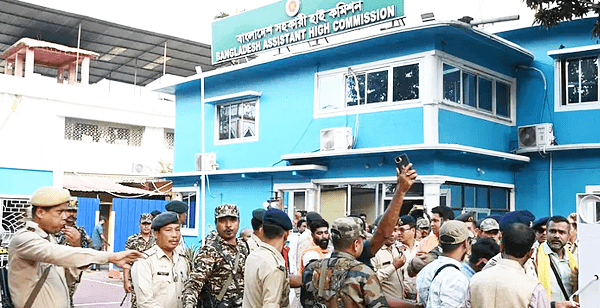 বাংলাদেশি দূতাবাসে হামলা: ৩ পুলিশ কর্মকর্তা বরখাস্ত, আটক ৭