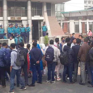 সচিবালয়ের সামনে ৪৩তম বিসিএসে বাদ পড়া প্রার্থীদের অবস্থান