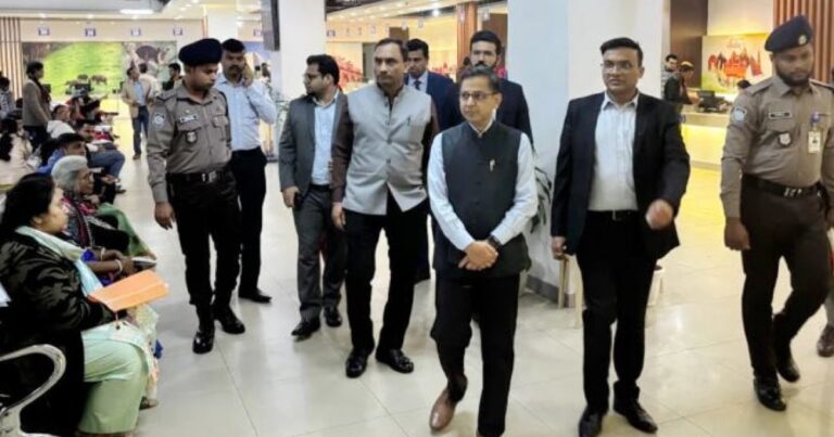 ঢাকার ভারতীয় ভিসা আবেদন কেন্দ্র পরিদর্শনে হাইকমিশনার 