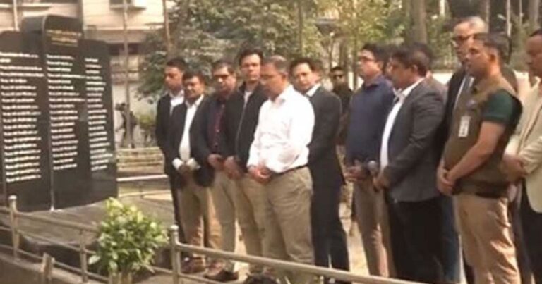 পিলখানায় নিহত সেনা কর্মকর্তাদের কবর জিয়ারত করলেন তারেক রহমান
