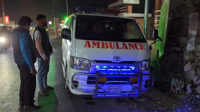 সিন্ডিকেটের বাধায় দুই দফা অ্যাম্বুলেন্স আটকা, পথেই মারা গেল রোগী