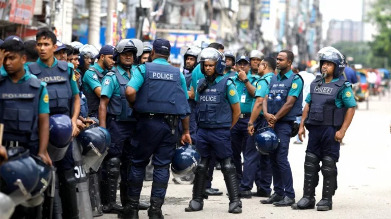 নিরাপত্তা ঝুঁকি এড়াতে বাংলাদেশ থেকে কূটনীতিকদের পরিবার সরিয়ে নিচ্ছে ভারত