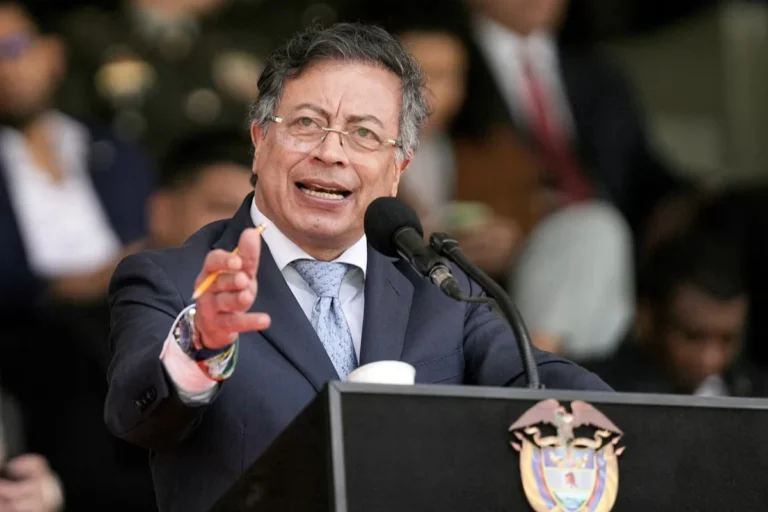 প্রয়োজনে আবার অস্ত্র হাতে নেবো, ট্রাম্পকে কলম্বিয়ার প্রেসিডেন্ট