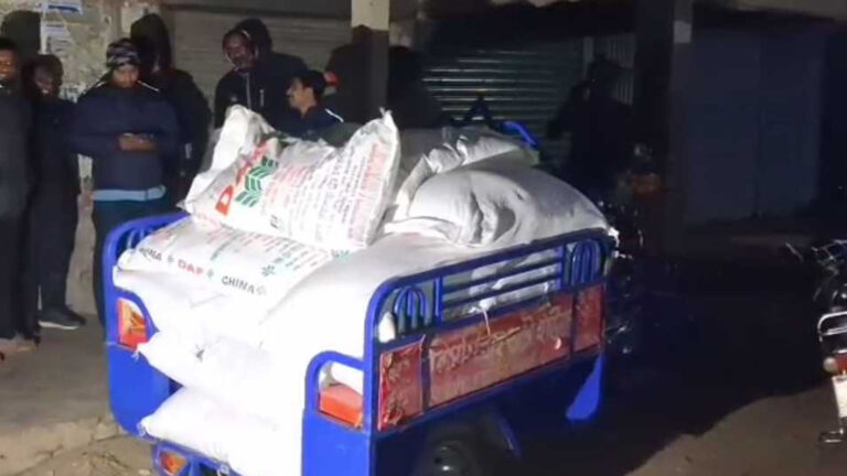 গাইবান্ধায় কালোবাজারে বিক্রির জন্য নিয়ে যাওয়ার সময় ২০ বস্তা সার জব্দ