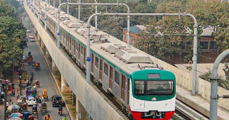 বিলম্বে যাত্রা করছে মেট্রোরেল