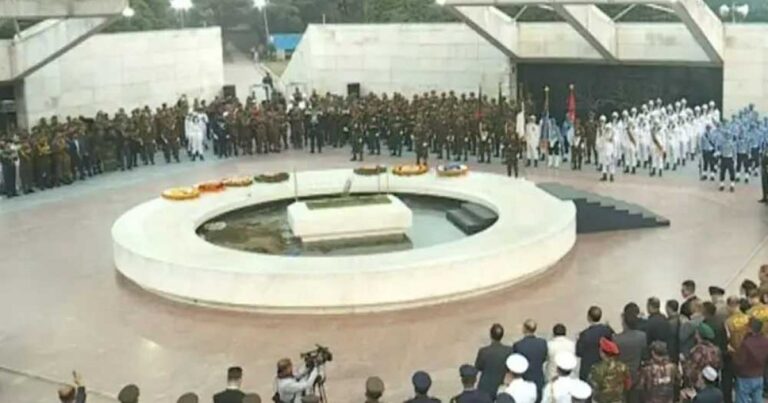 খালেদা জিয়ার কবরে রাষ্ট্রপতি ও প্রধান উপদেষ্টার শ্রদ্ধা