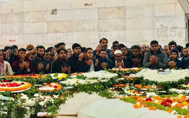 জিয়াউর রহমান ও খালেদা জিয়ার কবরে বিএনপি নেতা ফিরোজের শ্রদ্ধা