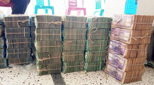 ‘ব্যাংকের বাইরে মানুষের হাতে ৩ লাখ কোটি টাকা’