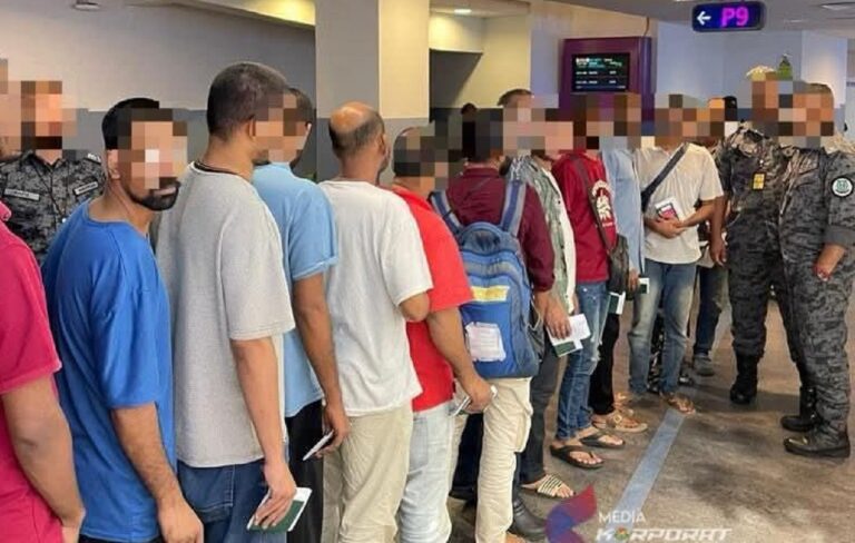 ১৮ বাংলাদেশিসহ ২০১ অভিবাসীকে ফেরত পাঠাল মালয়েশিয়া 