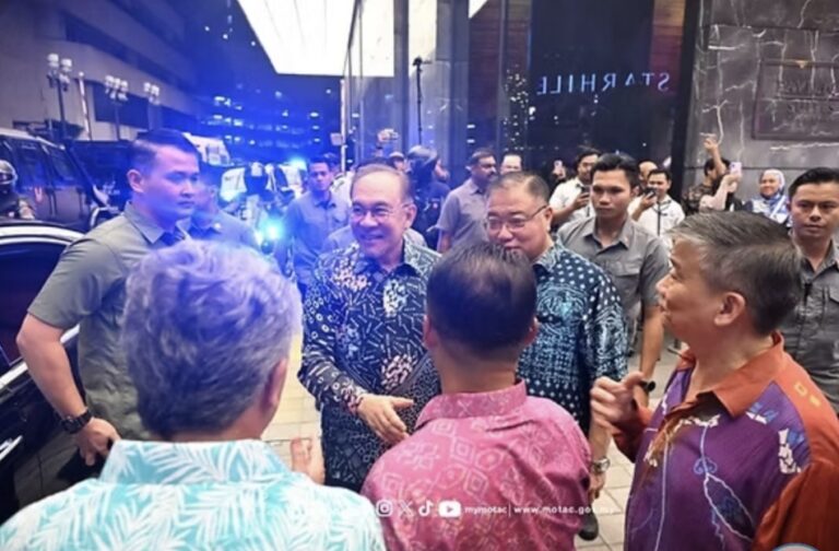 কুয়ালালামপুরে বর্ণিল আয়োজনে নতুন বছর বরণ