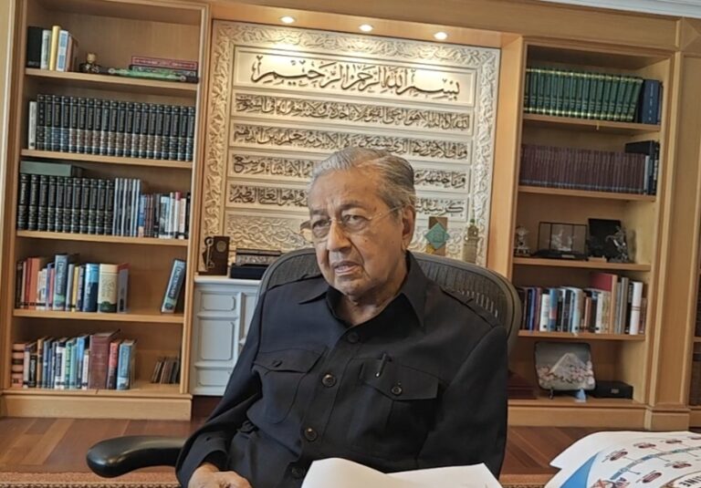 হাসপাতালে মাহাথির মোহাম্মদ 