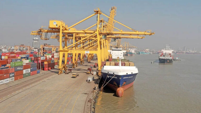 চট্টগ্রাম বন্দর: ৪৫ লাখ টন পণ্য নিয়ে ভাসছে বড় বড় জাহাজ