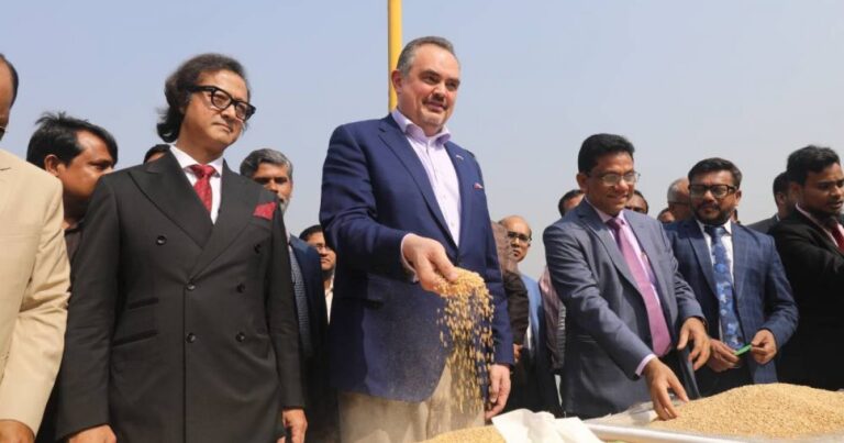 চট্টগ্রাম বন্দরে গমের চালান স্বাগত জানালেন মার্কিন রাষ্ট্রদূত