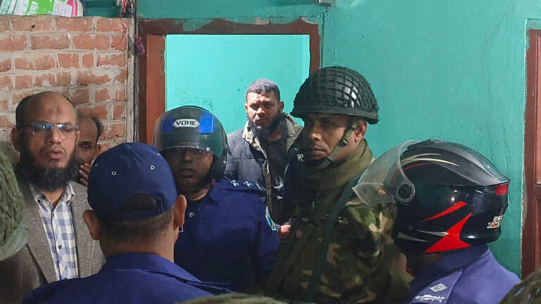 চাঁদাবাজির অভিযোগে শিক্ষার্থীদের ধাওয়া খেলেন গণঅধিকার পরিষদ নেতা, উদ্ধারে সেনাবাহিনী