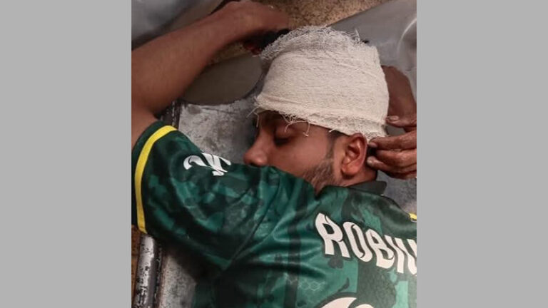 যশোর এম এম কলেজের আবাসিক হলে ঢুকে ছাত্রকে কুপিয়ে জখম