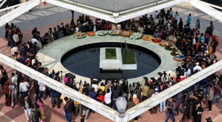 খালেদা জিয়ার কবর জিয়ারতে মানুষের ঢল