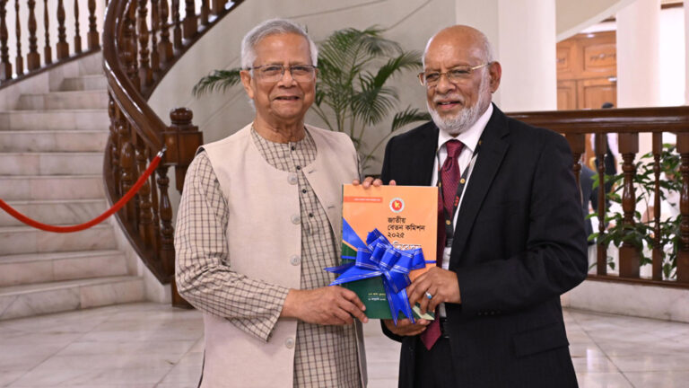 সরকারি চাকুরেদের সর্বনিম্ন মূল বেতন ২০ হাজার, সর্বোচ্চ ১ লাখ ৬০ হাজার করার সুপারিশ