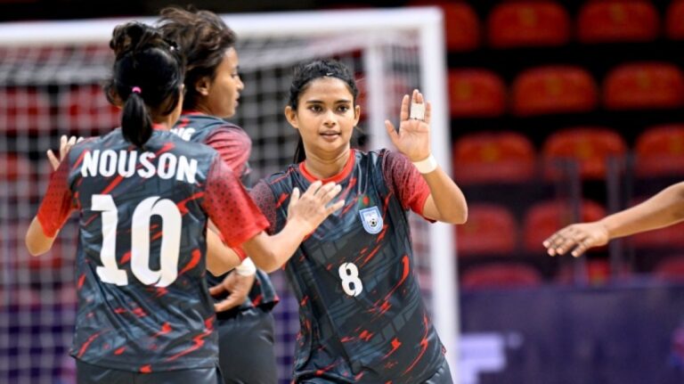 সাফ ফুটসালের শিরোপা জিতলো বাংলাদেশের মেয়েরা