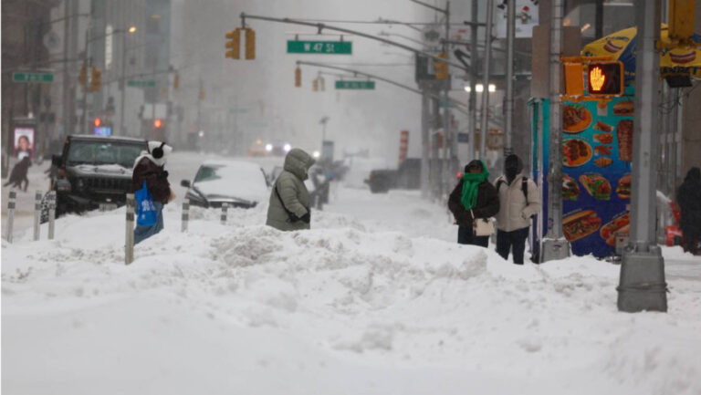 শীতকালীন ঝড়ে বিপর্যস্ত যুক্তরাষ্ট্র, বিদ্যুৎহীন ১০ লাখের বেশি মানুষ