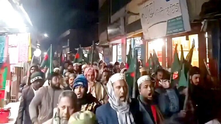 জামায়াত কর্মীর ওপর হামলার প্রতিবাদে বরগুনায় পতাকা মিছিল