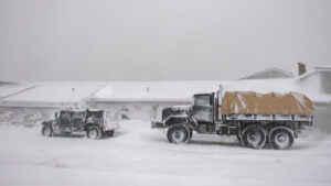 রেকর্ড তুষারঝড়ে বিপর্যস্ত যুক্তরাষ্ট্র, বাতিল ৫ হাজারের বেশি ফ্লাইট
