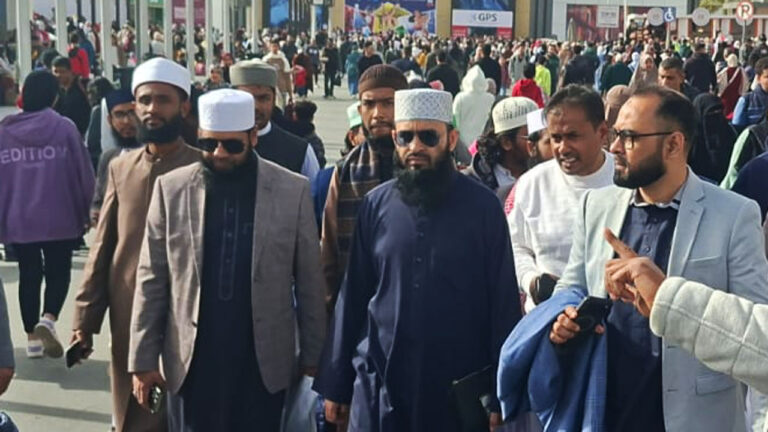 কায়রো বইমেলায় মানুষের ঢল