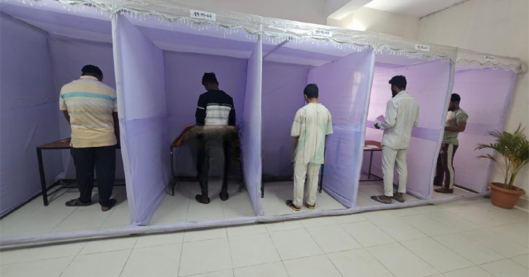 কারাগারে পোস্টাল ব্যালটে ভোট দিলেন কারাবন্দিরা