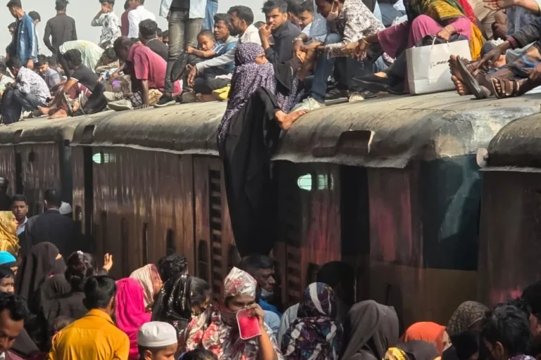 জাতীয় সংসদ নির্বাচন ও গণভোটকে কেন্দ্র করে ঘরমুখো মানুষের উপচে পড়া ভিড়