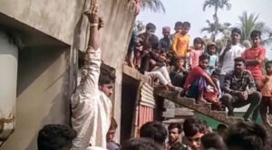 শেরপুরে চোর সন্দেহে বাড়ি থেকে ধরে নিয়ে ঝুলিয়ে পেটানোর অভিযোগ