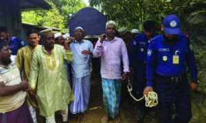 হাতকড়া নিয়ে মায়ের জানাজায় দুই সহোদর আওয়ামী লীগ নেতা
