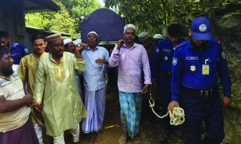 হাতকড়া নিয়ে মায়ের জানাজায় দুই সহোদর আওয়ামী লীগ নেতা