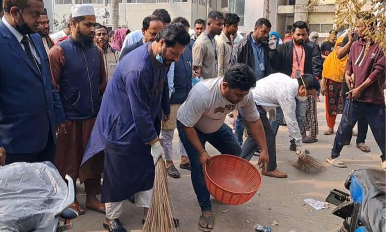 ঝাড়ু হাতে রাস্তা পরিষ্কারে নামলেন বাগেরহাটের এমপি মনজুরুল