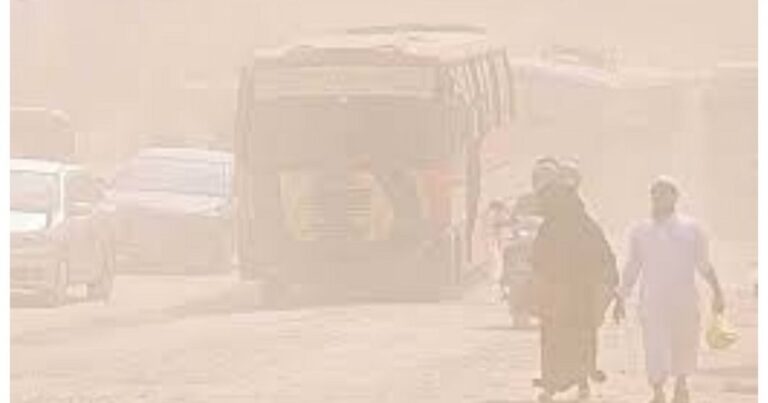 বায়ুদূষণে ঢাকা আজ শীর্ষে 