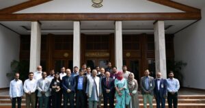 শেষ কর্মদিবসে কর্মকর্তা-কর্মচারীদের সঙ্গে প্রধান উপদেষ্টার ফটোসেশন