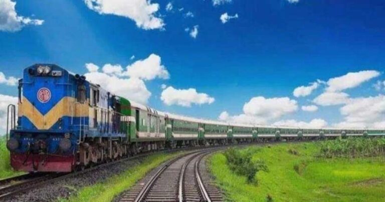 ঈদে বাড়ি যাবেন? যেভাবে কাটবেন ট্রেনের টিকিট