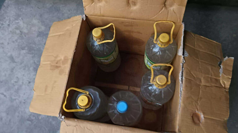 টিসিবির ডিপো থেকে আসা ট্রাকে তেলের পরিবর্তে মিলল পানির বোতল