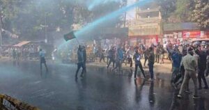 ব্যারিকেড ভেঙে যমুনা অভিমুখে সরকারি চাকরিজীবীরা