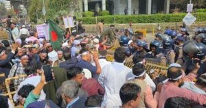 পে স্কেল বাস্তবায়নের দাবিতে যমুনা অভিমুখে আন্দোলনকারীরা, পুলিশের বাধা