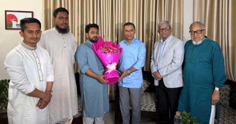 নাহিদ ইসলামের বাসায় তারেক রহমান