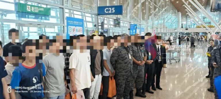 বাংলাদেশিসহ ১৩৫ অভিবাসী  বন্দিকে নিজ দেশে ফেরত পাঠাল মালয়েশিয়া