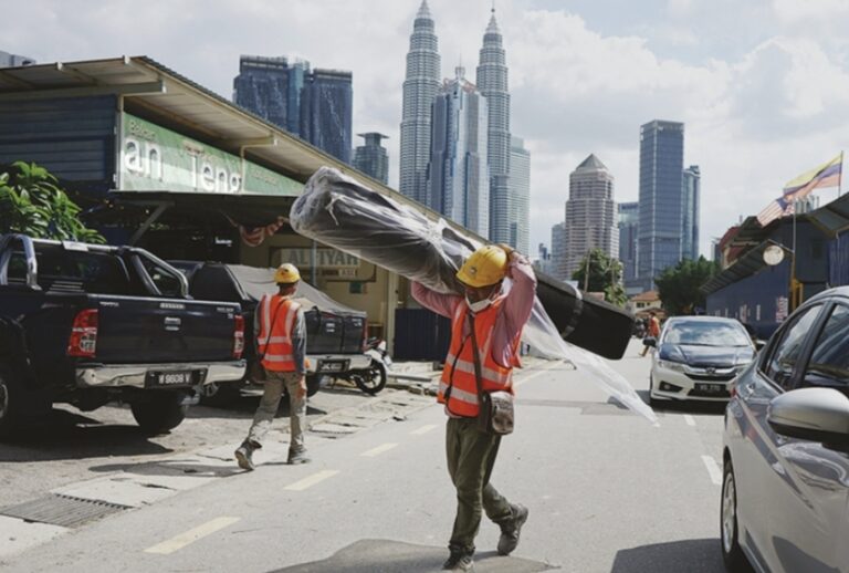 বিদেশি কর্মী নির্ভরতা থেকে সরে আসছে মালয়েশিয়া
