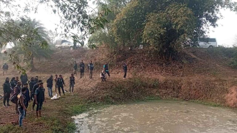 কুমিল্লায় পুকুর সেঁচে মিলল বিপুল অস্ত্র