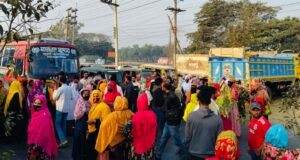 ভালুকায় বকেয়া বেতন পরিশোধ না করে কারখানা বন্ধ, শ্রমিকদের মহাসড়ক অবরোধ