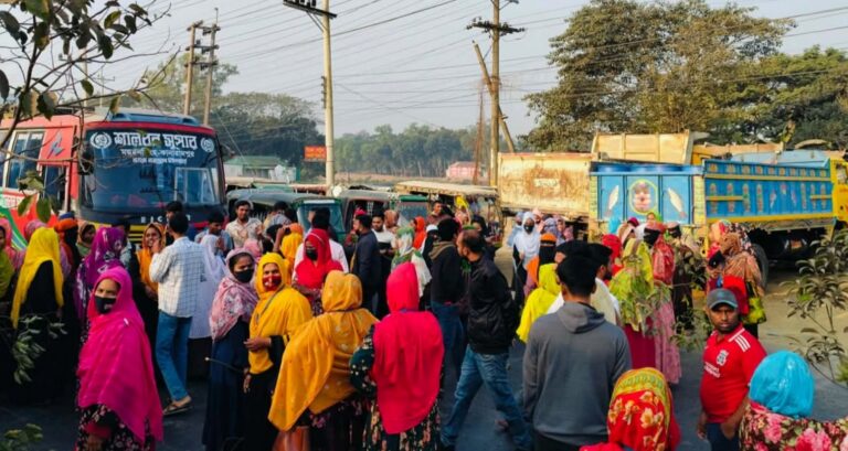 ভালুকায় বকেয়া বেতন পরিশোধ না করে কারখানা বন্ধ, শ্রমিকদের মহাসড়ক অবরোধ