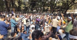 প্রধান উপদেষ্টার বাসভবনের সামনে বসে পড়লেন সরকারি কর্মচারীরা