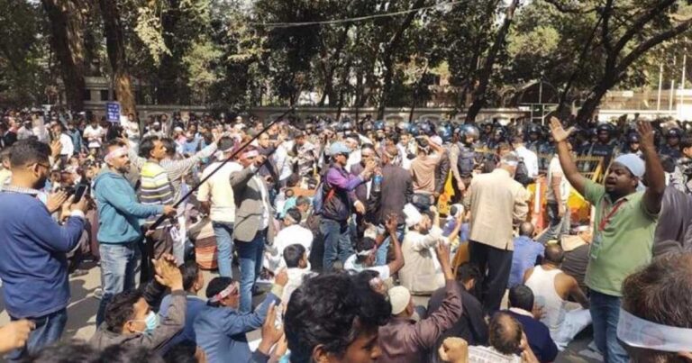 প্রধান উপদেষ্টার বাসভবনের সামনে বসে পড়লেন সরকারি কর্মচারীরা